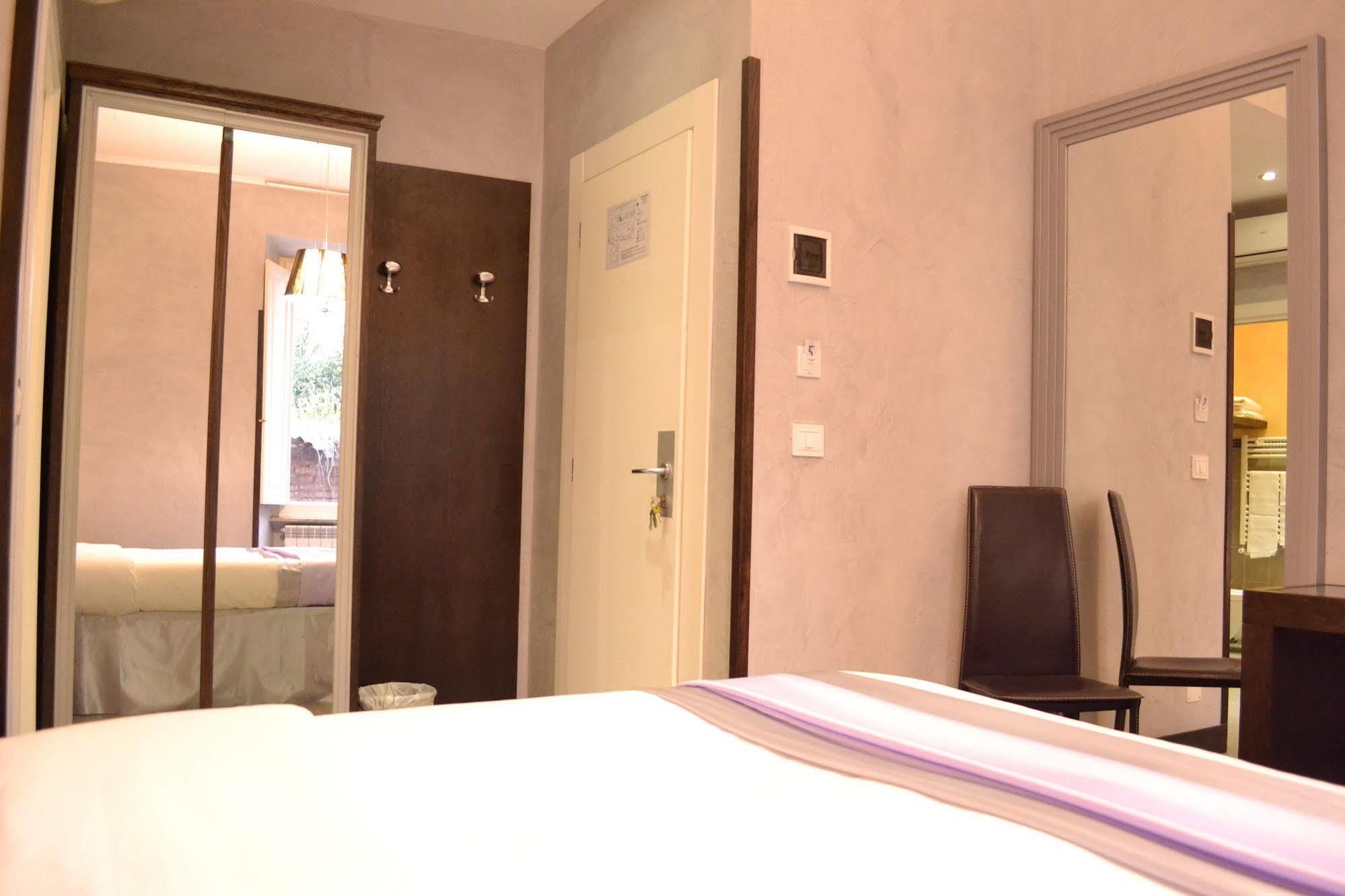 Tiburtina House Hotel Rome Bagian luar foto